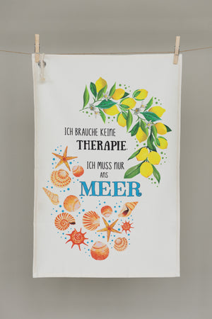 Geschirrtuch Therapie Meer von CALEO d.sign mit maritimem Motiv, Zitronen, Muscheln und Statement-Spruch, nachhaltiges Design-Geschirrtuch