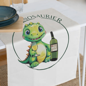 Modernes Geschirrtuch VinoSaurier als stilvolle Küchendeko mit humorvollem Dino Wein Motiv auf gedecktem Tisch