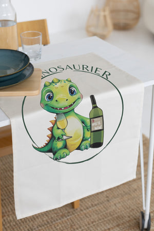 Modernes Geschirrtuch VinoSaurier als stilvolle Küchendeko mit humorvollem Dino Wein Motiv auf gedecktem Tisch