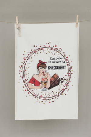 Humorvolles Knäckebrot Geschirrtuch mit Retro Illustration und Dessert Motiv von CALEO d.sign – modernes Küchentuch mit Spruch und Metallöse