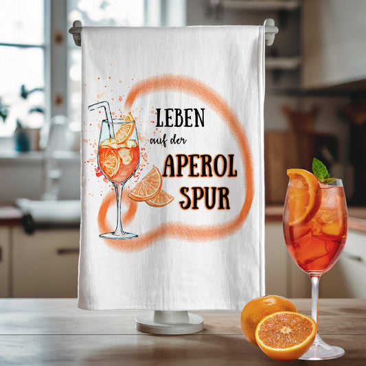 Modernes Geschirrtuch mit lustigem Aperol Spruch und Cocktail Motiv, nachhaltiges Küchenhandtuch mit orangenen Akzenten und Öse zum Aufhängen.