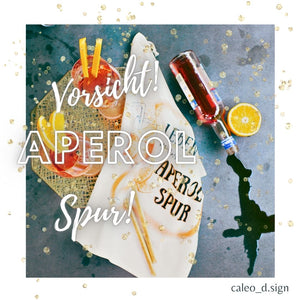Modernes Geschirrtuch mit lustigem Aperol Spruch und Cocktail Motiv, nachhaltiges Küchenhandtuch mit orangenen Akzenten und Öse zum Aufhängen.