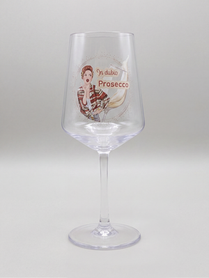 Leichtes Partyglas aus Kunststoff mit In dubio Prosecco Motiv freigestellt vor neutralem Hintergrund für Gartenparty und Outdoor Nutzung