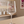 Modernes Weinglas „Holla die Weinfee“ mit filigranem rosa Design auf einer stilvollen Bar-Theke mit dekorativem Hintergrund