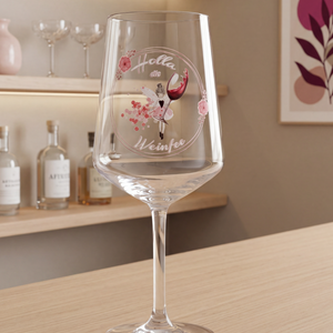 Modernes Weinglas „Holla die Weinfee“ mit filigranem rosa Design auf einer stilvollen Bar-Theke mit dekorativem Hintergrund