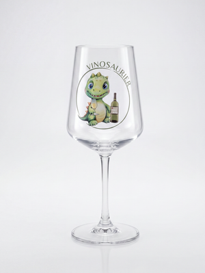 Leichtes Kunststoff-Weinglas mit VinoSaurier Motiv freigestellt vor hellem Hintergrund für Gartenparty, Picknick und Outdoor Nutzung
