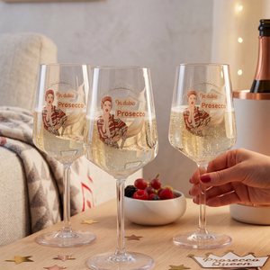 Drei In dubio Prosecco Partygläser aus Kunststoff mit prickelndem Prosecco bei gemütlichem Mädelsabend und Partydekoration