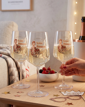 Drei In dubio Prosecco Partygläser aus Kunststoff mit prickelndem Prosecco bei gemütlichem Mädelsabend und Partydekoration