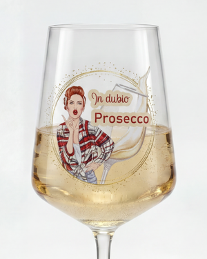 Bruchfestes In dubio Prosecco Kunststoff-Weinglas mit goldfarbenem Prosecco vor hellem Hintergrund