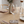 In dubio Prosecco Partyglas aus Kunststoff auf stilvoll gedecktem Holztisch mit modernem Interior und minimalistischer Tischdekoration