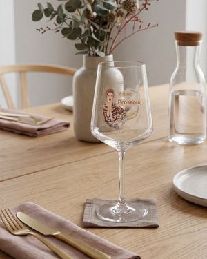 In dubio Prosecco Partyglas aus Kunststoff auf stilvoll gedecktem Holztisch mit modernem Interior und minimalistischer Tischdekoration