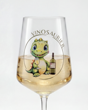 VinoSaurier Partyglas aus Kunststoff mit hellem Weißwein vor neutralem Hintergrund freigestellt