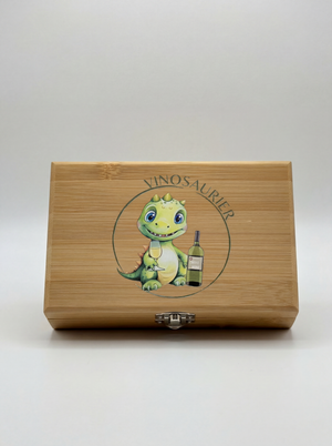 Geschlossene Bambus-Weinbox mit niedlichem VinoSaurier-Motiv und Weinillustration