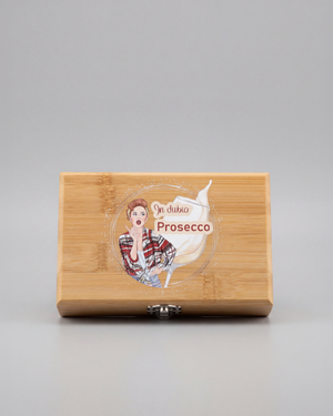 Geschlossene Bambus-Weinbox mit humorvollem „In dubio Prosecco“-Motiv im Retro-Design