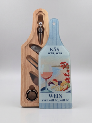 Geöffnetes Käse-Wein-Set aus Bambusholz mit Glas-Schneidebrett und integrierten Weinaccessoires