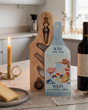 Stilvolles Käse-Wein-Set mit Weinflasche und Käseplatte dekoriert in moderner Küche